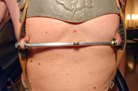 Lederhosenträger mit Dornen